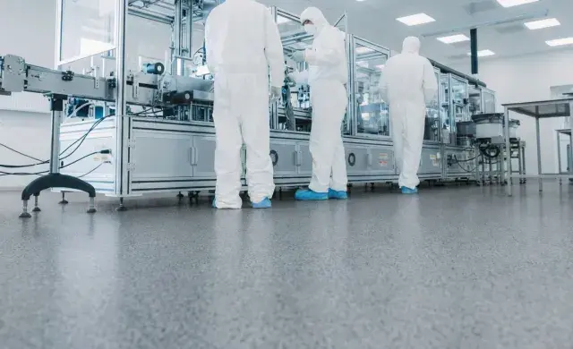 firefly_gemini_flash_photographie_realiste_dune_salle_blanche_cleanroom_industrielle_haute_technologie._60145.png